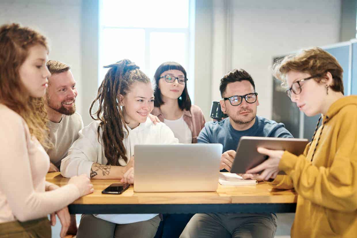 Teenagers discussing over the laptop.